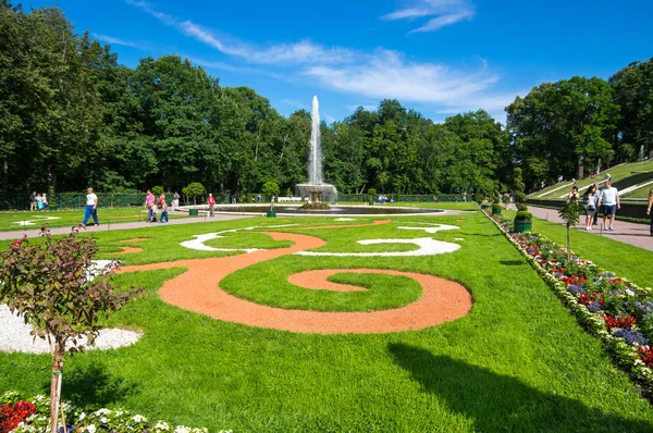 Фонтан в нижнем саду Петергофа — стоковое фото