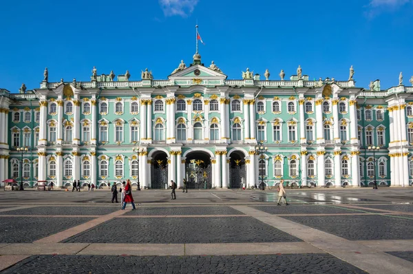 Palacio de Invierno en San Petersburgo, Rusia — Foto de Stock