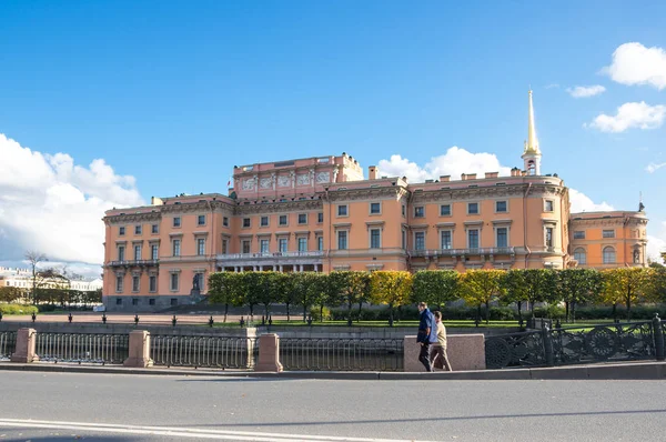 Pohled na Michajlovský zámek v Saint-Petersburg, Rusko — Stock fotografie