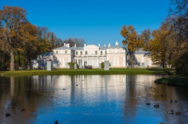 Rusya 'nın başkenti Saint Petersburg' un batısında Finlandiya Körfezi 'nde bulunan bir Rus kraliyet konutu olan Oranienbaum' daki Çin sarayı. Saray topluluğu UNESCO Dünya Mirası Alanlarıdır.