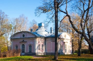 Saint Petersburg, Rusya Federasyonu batısındaki Finlandiya Körfezi yer alan San, Rus bir kraliyet ikamet yeriydi, eski Pavyonu. Palace topluluğu olan Unesco Dünya Mirasları