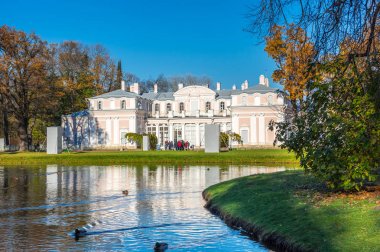 Rusya 'nın başkenti Saint Petersburg' un batısında Finlandiya Körfezi 'nde bulunan bir Rus kraliyet konutu olan Oranienbaum' daki Çin sarayı. Saray topluluğu UNESCO Dünya Mirası Alanlarıdır.