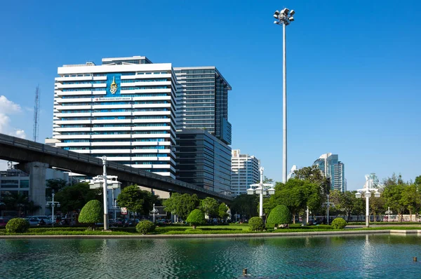 Bangkok Thailand Janeiro 2017 Vista Edifícios Modernos Lago Lumpini Park — Fotografia de Stock