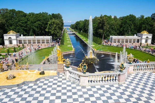 Fuentes en el jardín inferior de Peterhof — Foto de Stock