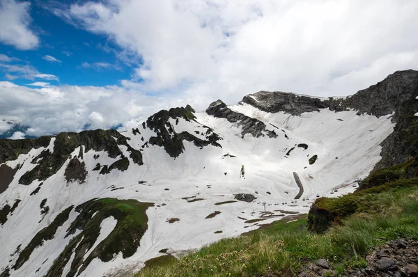 Blick auf die kaukasischen Berge — Stockfoto
