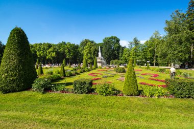 Peterhof alt Bahçe parkında Roma Çeşmesi