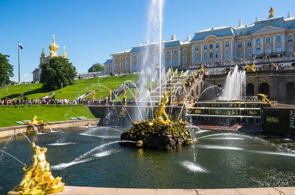 Peterhof Grand Palace και Σιντριβάνια από το μεγάλο καταρράκτη στα Πιτ — Φωτογραφία Αρχείου