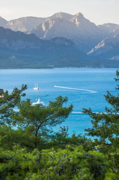 Kemer, Türkiye'deki dağlar görünümünü — Stok fotoğraf