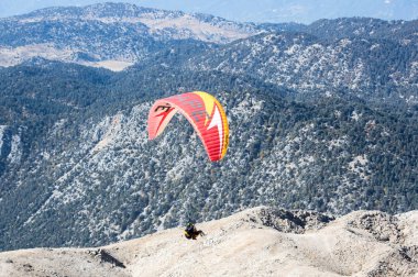 Dağların üzerinden uçan Yamaçparaşütü
