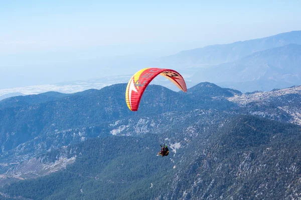 Parapente voando sobre montanhas — Fotografia de Stock