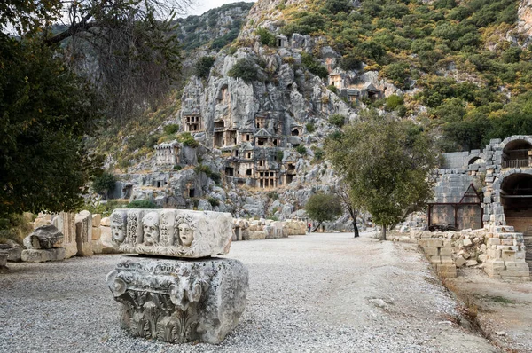 터키의 미라에 있는 바위로 만든 무덤들 — 스톡 사진