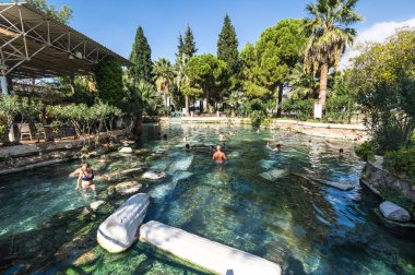 Kleopatra'nın Pamukkale, Tu'daki termal havuzunda yüzen ler