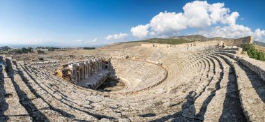 Hierapolis 'teki antik amfitiyatro harabelerinin manzarası