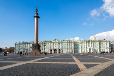 Rusya 'nın Saint-Petersburg kentindeki Kış Sarayı, Rus hükümdarlarının resmi ikametgahıydı. Bugün restore edilen saray, Hermitage Müzesi 'nin bulunduğu bir binanın bir kısmını oluşturuyor.