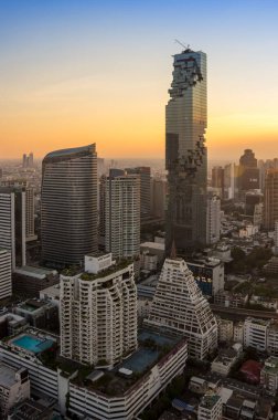 BANGKOK, THAILAND - 20 Ocak 2017: Tayland 'ın başkenti Bangkok' ta yer alan Silom / Sathon merkez ticaret bölgesinde bulunan MahaNakhon 'un (Tayland' ın en yüksek binası) manzarası