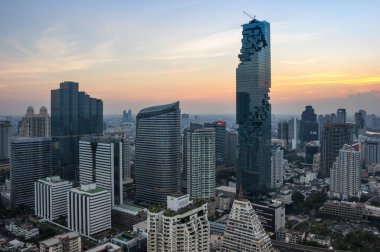BANGKOK, THAILAND - 20 HAZİRAN 2017: Bangkok 'taki gökdelenlerin en üst manzarası barın çatısından Cloud 47, Bangkok, Tayland