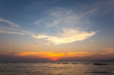 Tayland 'daki Pattaya tatil beldesinde, Tayland Körfezi üzerinde gün batımı manzarası