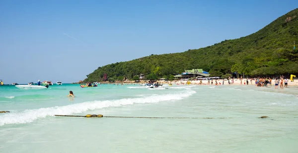 Turistas Relaxando Praia Ilha Lan Golfo Tailândia Perto Pattaya Tailândia — Fotografia de Stock