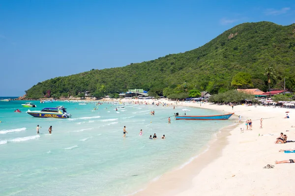 Pattaya Tailândia Fevereiro 2017 Turistas Relaxando Praia Ilha Lan Golfo — Fotografia de Stock