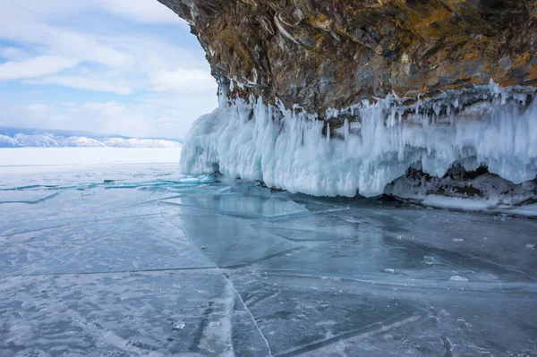 冬のバイカル湖 シベリア ロシア南部に位置する世界では ボリュームでの最も深い 最も大きい淡水湖のビュー — ストック写真