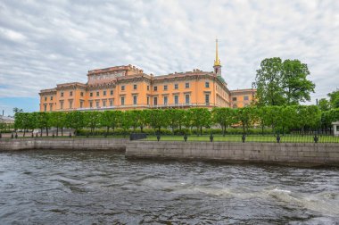 Mikhailovsky Kalesi ya da Mühendisler Kalesi manzarası, Rusya 'nın tarihi merkezi Saint-Petersburg' da eski kraliyet konutu.