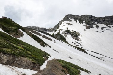 Kızıl Orman, Krasnodar Krai, Rusya 'daki Kafkas dağlarının manzarası