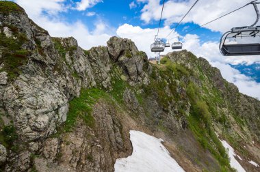Kızıl Orman, Krasnodar Krai, Rusya 'daki Kafkas dağlarının manzarası