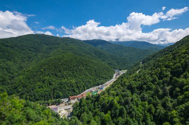Kızıl Orman, Krasnodar Krai, Rusya 'daki Kafkas dağlarının manzarası