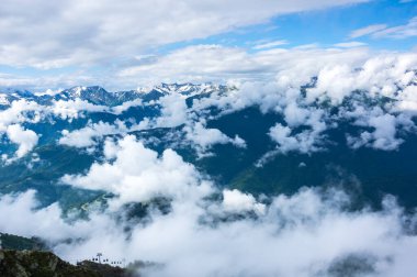 Kızıl Orman, Krasnodar Krai, Rusya 'daki Kafkas dağlarının manzarası