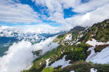 Kızıl Orman, Krasnodar Krai, Rusya 'daki Kafkas dağlarının manzarası