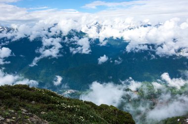 Kızıl Orman, Krasnodar Krai, Rusya 'daki Kafkas dağlarının manzarası