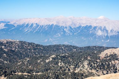 Türkiye 'nin Antalya ilindeki Türk Rivierası' nda yer alan ve Kemer yakınlarındaki bir dağ olan Lycian Olympus olarak da bilinen Tahtali 'nin zirvesinden panoramik manzara
