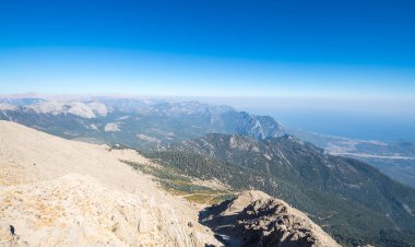 Türkiye 'nin Antalya ilindeki Türk Rivierası' nda yer alan ve Kemer yakınlarındaki bir dağ olan Lycian Olympus olarak da bilinen Tahtali 'nin zirvesinden panoramik manzara