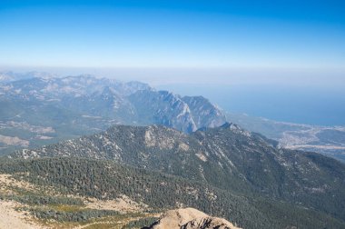 Türkiye 'nin Antalya ilindeki Türk Rivierası' nda yer alan ve Kemer yakınlarındaki bir dağ olan Lycian Olympus olarak da bilinen Tahtali 'nin zirvesinden panoramik manzara
