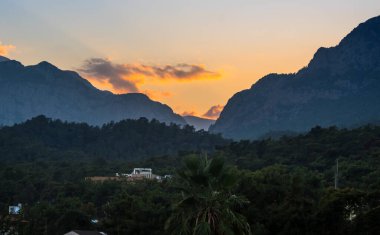 Türkiye 'nin Akdeniz kıyısındaki Kemer, Antalya ilinin sahil tatil beldesi ve ilçesindeki dağların veiw' i