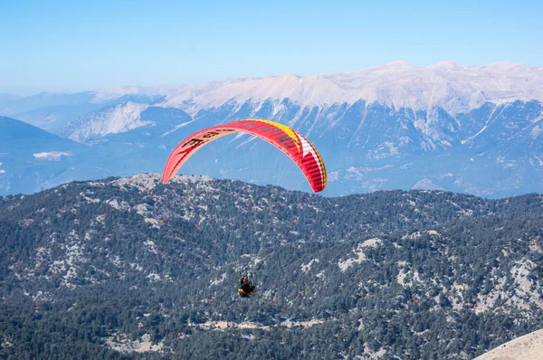 Kemer Turkey October 2017 Paraglider Пролітає Над Горами Поблизу Кемера — стокове фото