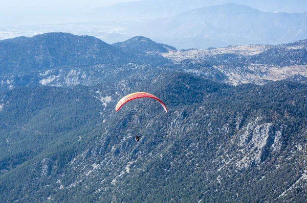 Kemer Turkey October 2017 Paraglider Пролітає Над Горами Поблизу Кемера — стокове фото