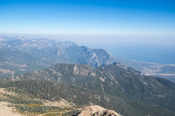 Türkiye 'nin Antalya ilindeki Türk Rivierası' nda yer alan ve Kemer yakınlarındaki bir dağ olan Lycian Olympus olarak da bilinen Tahtali 'nin zirvesinden panoramik manzara