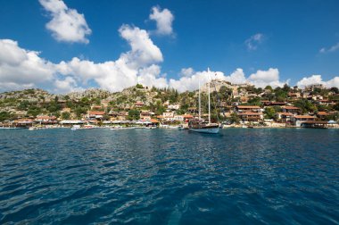 ANTALYA, TURKEY - 23 Ekim 2017: Türkiye 'nin Antalya ilindeki Türk Rivierası' nda Akdeniz kıyısındaki Simena köyünün manzarası