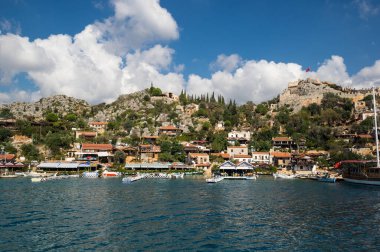 ANTALYA, TURKEY - 23 Ekim 2017: Türkiye 'nin Antalya ilindeki Türk Rivierası' nda Akdeniz kıyısındaki Simena köyünün manzarası