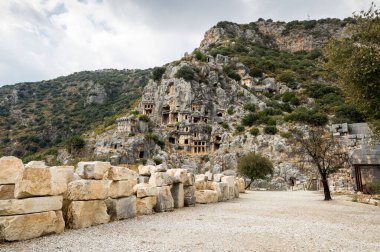 Antalya 'nın Antalya ilinin Myra ilçesine ait taş kesilmiş mezarların manzarası