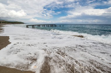 Akdeniz kıyıları Kemer, Antalya ilinin sahil beldesi ve ilçesi Akdeniz kıyısında Türkiye kıyıları