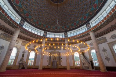 Kemer'deki cami, Antalya ilinin sahil beldesi ve Türkiye'nin Akdeniz kıyısındaki ilçesi