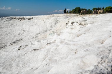 Türkiye 'nin güneybatısındaki Denizli' de teraslı ve doğal havuzlu Pamukkale 'nin kaplıcaları