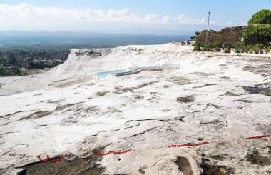 Türkiye 'nin güneybatısındaki Denizli' de teraslı ve doğal havuzlu Pamukkale 'nin kaplıcaları