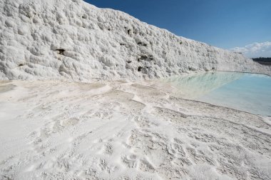 Türkiye 'nin güneybatısındaki Denizli' de teraslı ve doğal havuzlu Pamukkale 'nin kaplıcaları
