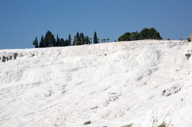 Türkiye 'nin güneybatısındaki Denizli' de teraslı ve doğal havuzlu Pamukkale 'nin kaplıcaları
