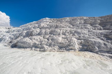 Türkiye 'nin güneybatısındaki Denizli' de teraslı ve doğal havuzlu Pamukkale 'nin kaplıcaları