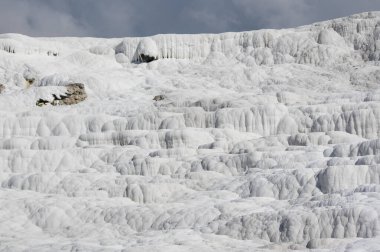 Türkiye 'nin güneybatısındaki Denizli' de teraslı ve doğal havuzlu Pamukkale 'nin kaplıcaları