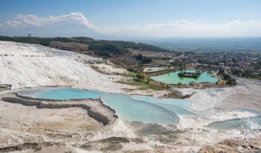 Türkiye 'nin güneybatısındaki Denizli' de teraslı ve doğal havuzlu Pamukkale 'nin kaplıcaları
